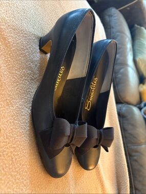 Socialites Navy Bow Pumps